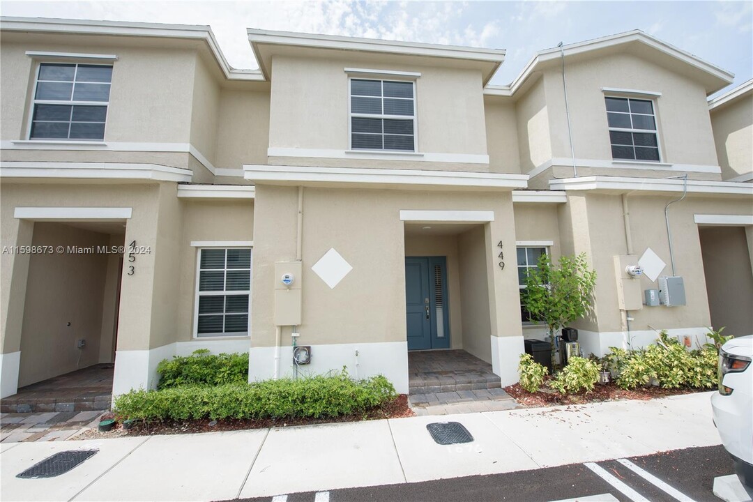 449 NE 4th Ter in Florida City, FL - Building Photo