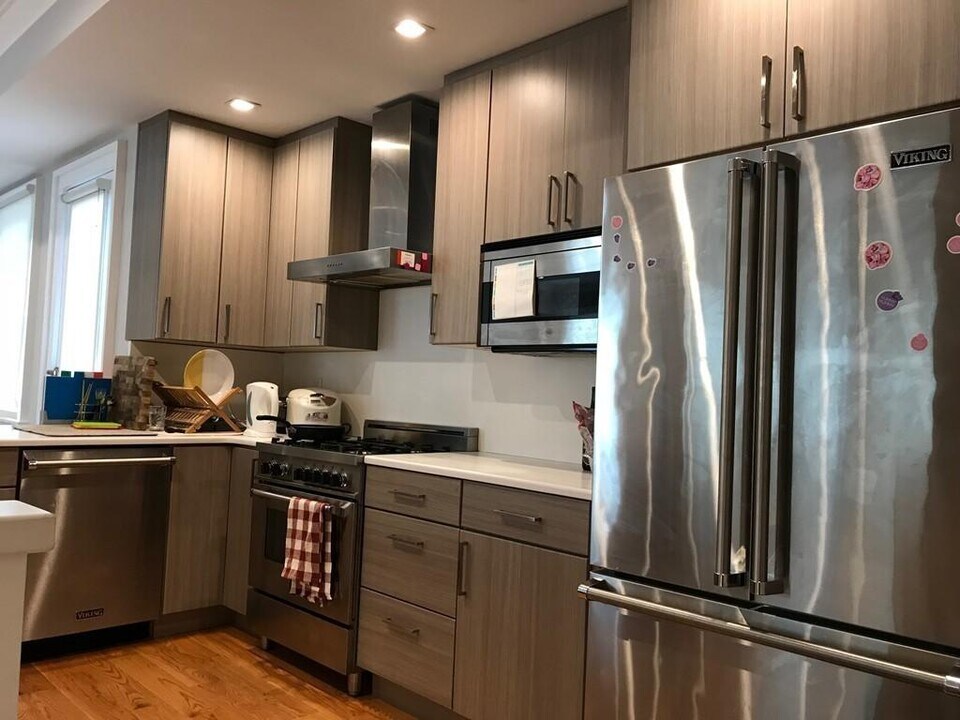 174 Gold St, Unit 1 in Boston, MA - Building Photo