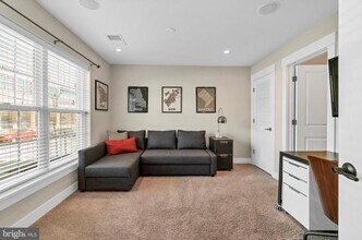 3613 Fleet St in Baltimore, MD - Foto de edificio - Building Photo