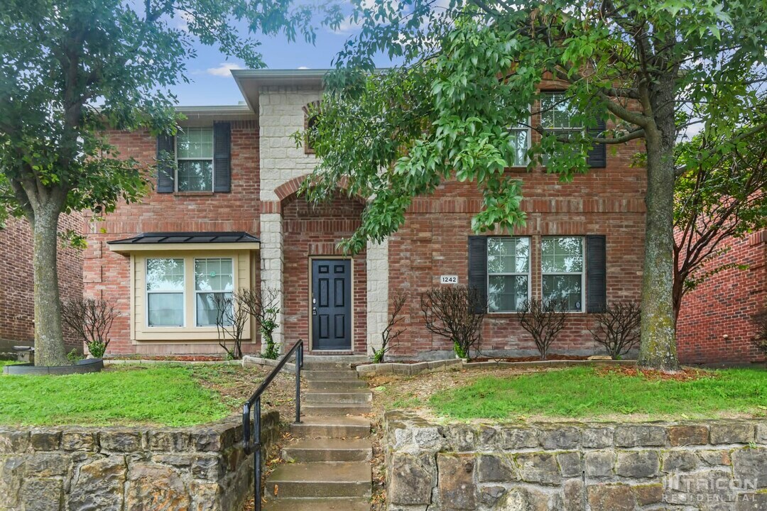 1242 Yukon Dr in Glenn Heights, TX - Building Photo