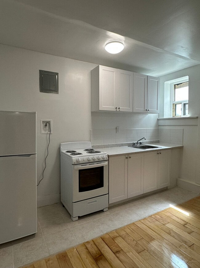 WELLESLEY APARTMENTS in Toronto, ON - Building Photo - Building Photo