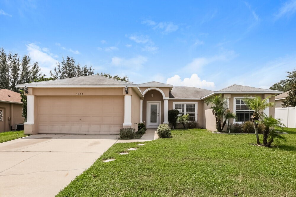 1621 Papoose Way in Lutz, FL - Building Photo