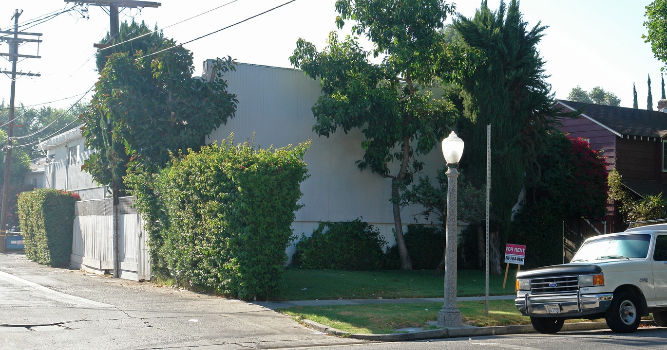 4190 Dixie Canyon Ave in Sherman Oaks, CA - Building Photo