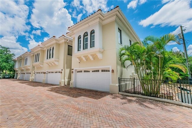 property at 3814 Villas Del Sol Ct