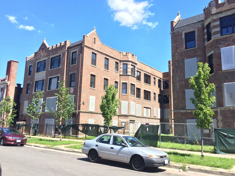 7107-7129 S Bennett Ave in Chicago, IL - Building Photo