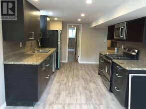 807 Greenfield Crescent in Newmarket, ON - Building Photo - Building Photo