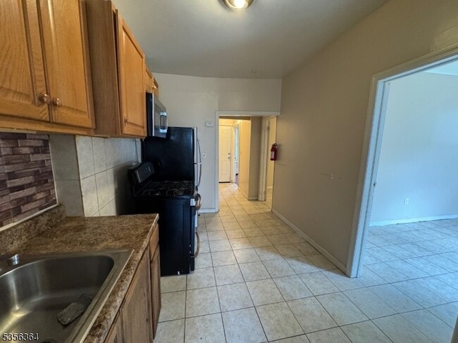 712 E 27th St in Paterson, NJ - Building Photo - Building Photo