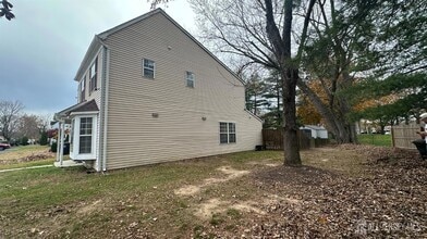 8 Cosgrove Ct in East Brunswick, NJ - Foto de edificio - Building Photo