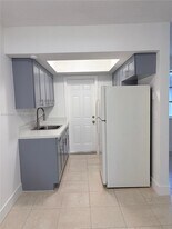 31 NW 163rd St in Miami, FL - Building Photo