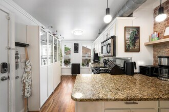 208 6th St in Jersey City, NJ - Building Photo - Building Photo
