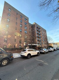 63-84-84 Saunders St in Queens, NY - Foto de edificio - Building Photo