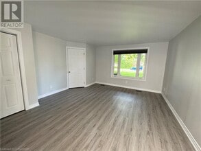 100 Lake Ave Dr in Hamilton, ON - Building Photo - Building Photo