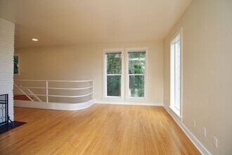 2400 SW Hoffman Ave in Portland, OR - Building Photo - Building Photo