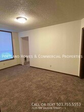 2456 NW Vaughn St-Unit -1 in Portland, OR - Building Photo - Building Photo