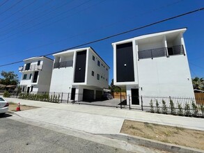 11451 Victory Blvd in North Hollywood, CA - Building Photo - Building Photo