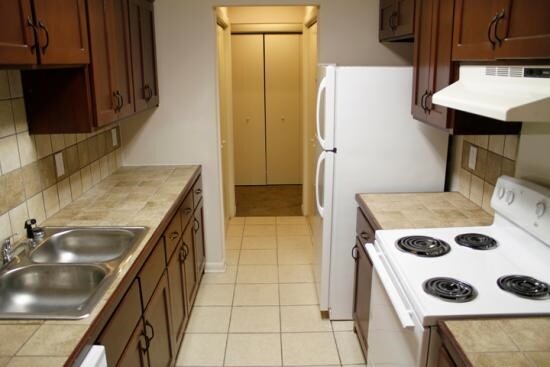 Esquire Apartments in Atlanta, GA - Building Photo - Interior Photo