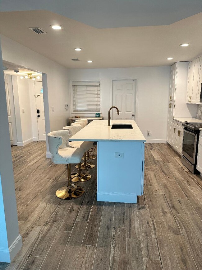 8733 Bay Pointe Dr in Tampa, FL - Foto de edificio - Building Photo