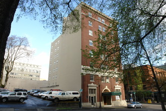 Roosevelt Plaza Apartments in Portland, OR - Foto de edificio - Building Photo