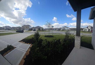 8442 Bay Oaks Dr in Baytown, TX - Building Photo - Building Photo