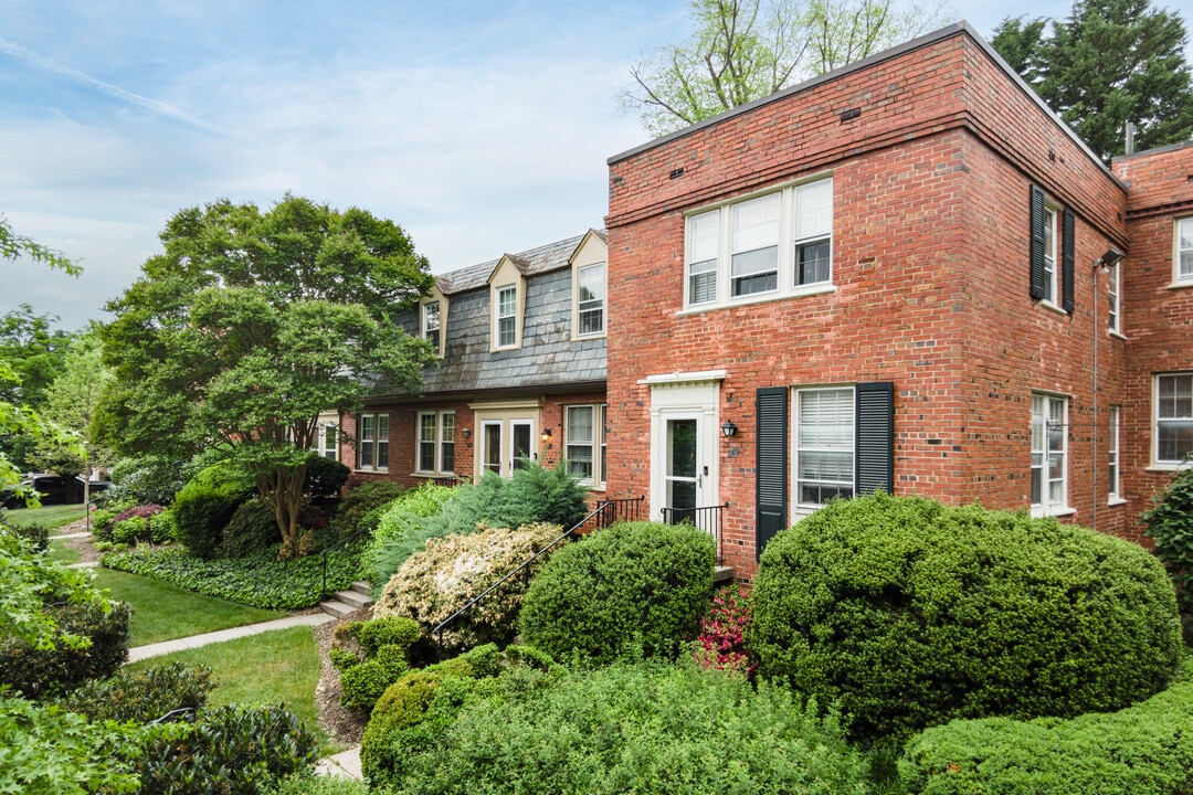 Arlington Village in Arlington, VA - Building Photo