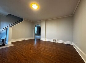 13 E 8th St in Duluth, MN - Building Photo