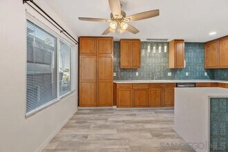 3755 Udall St in San Diego, CA - Foto de edificio - Building Photo