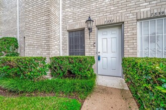 7337 Regency Square Ct in Houston, TX - Building Photo - Building Photo