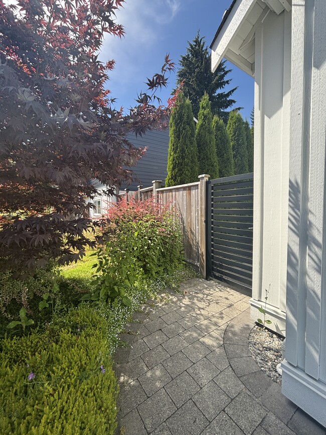 7761 Kerrywood Cres in Burnaby, BC - Building Photo - Building Photo