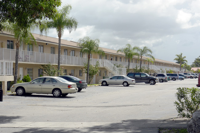 Hilton Estates in Hialeah, FL - Foto de edificio - Building Photo