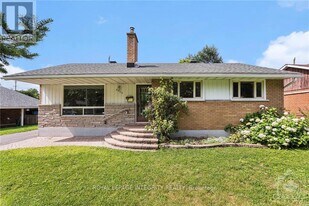 2305 Ryan Dr in Ottawa, ON - Building Photo