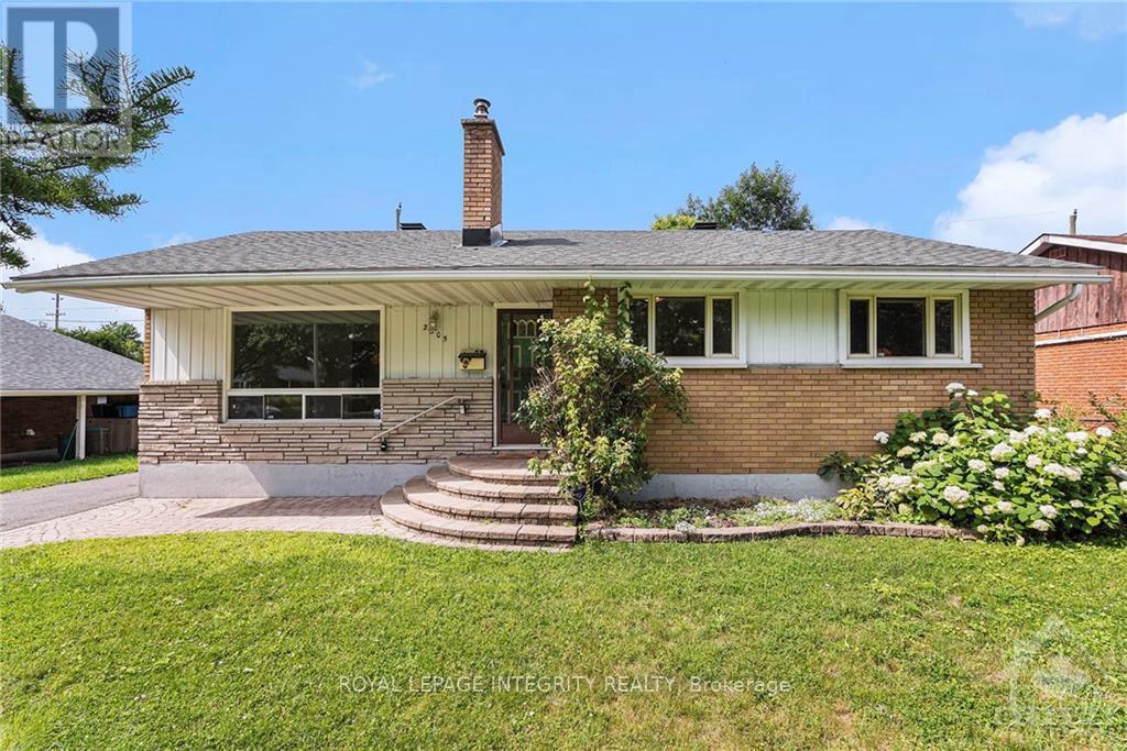 2305 Ryan Dr in Ottawa, ON - Building Photo