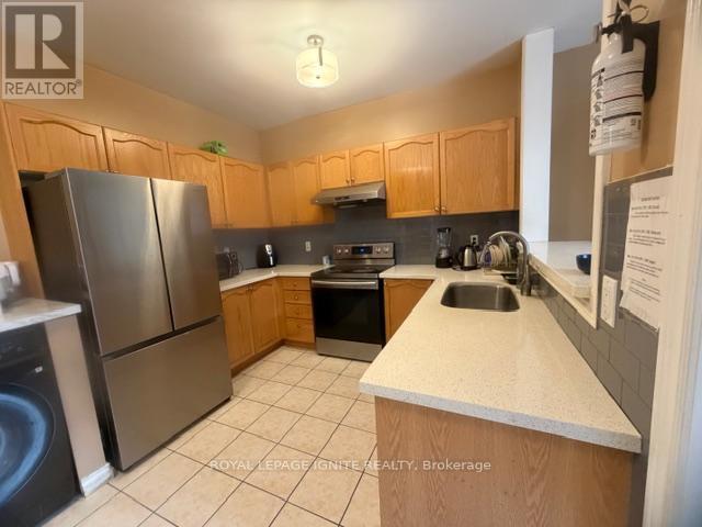 110 Pantomine Blvd in Brampton, ON - Building Photo - Building Photo