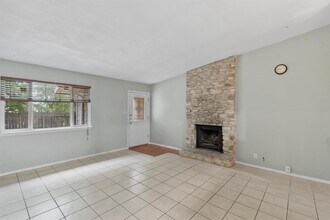 11908 Broad Oaks Dr in Austin, TX - Foto de edificio - Building Photo