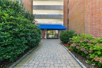 1204 Capella S in Newport, RI - Foto de edificio - Building Photo