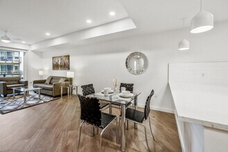 375 Camino De La Reina in San Diego, CA - Building Photo - Building Photo
