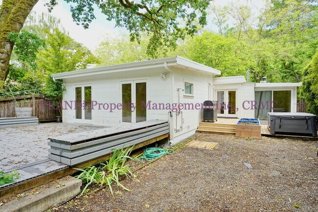 375 Cascade Dr in Fairfax, CA - Building Photo - Building Photo