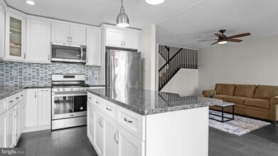 301 Holly Hill Ct in Warminster, PA - Building Photo - Building Photo