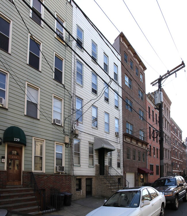 227 Clinton St in Hoboken, NJ - Building Photo - Building Photo