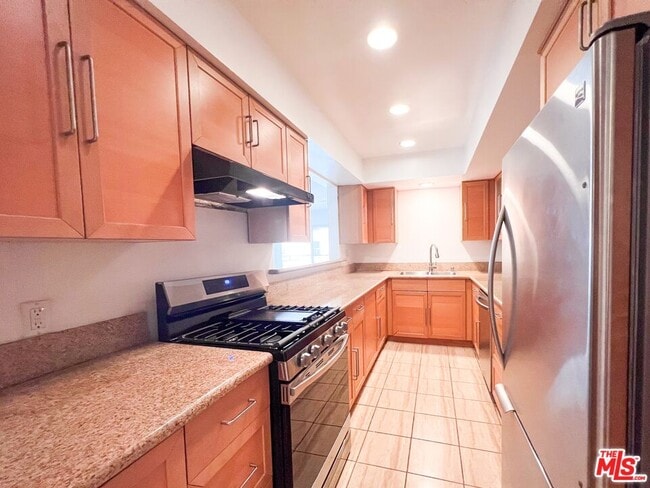 6752 Hillpark Dr in Los Angeles, CA - Building Photo - Building Photo