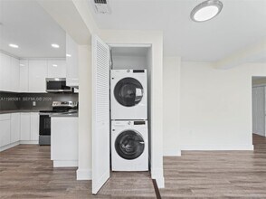 3031 SW 64th Ave in Miami, FL - Building Photo - Building Photo