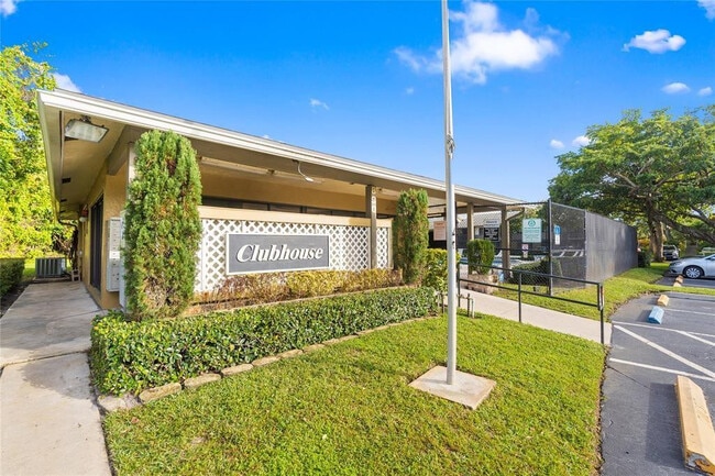 588 Trace Cir in Deerfield Beach, FL - Building Photo - Building Photo