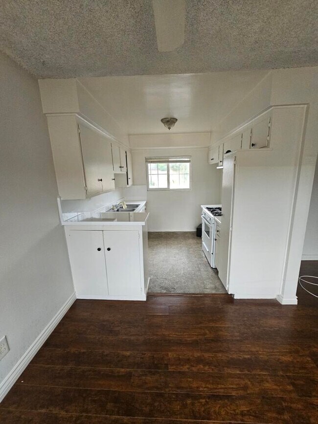 9029 Orion Ave, Unit 14 in Los Angeles, CA - Building Photo - Building Photo