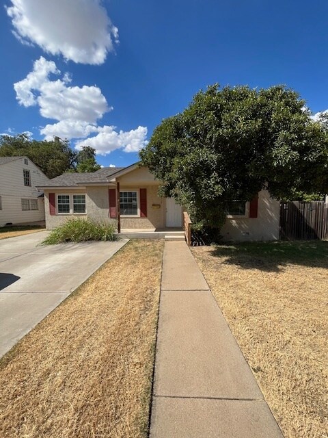 2412 28th St in Lubbock, TX - Foto de edificio