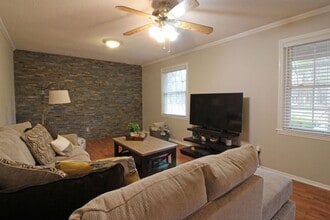 303 Dobbs Dr SE in La Grange, NC - Building Photo - Building Photo