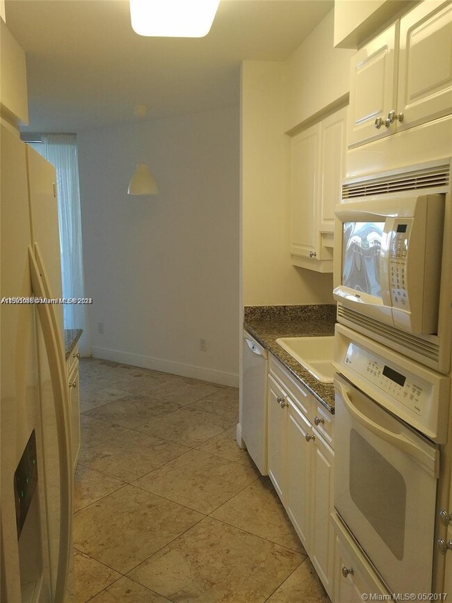 4775 Collins Ave, Unit 2208 in Miami, FL - Building Photo - Building Photo