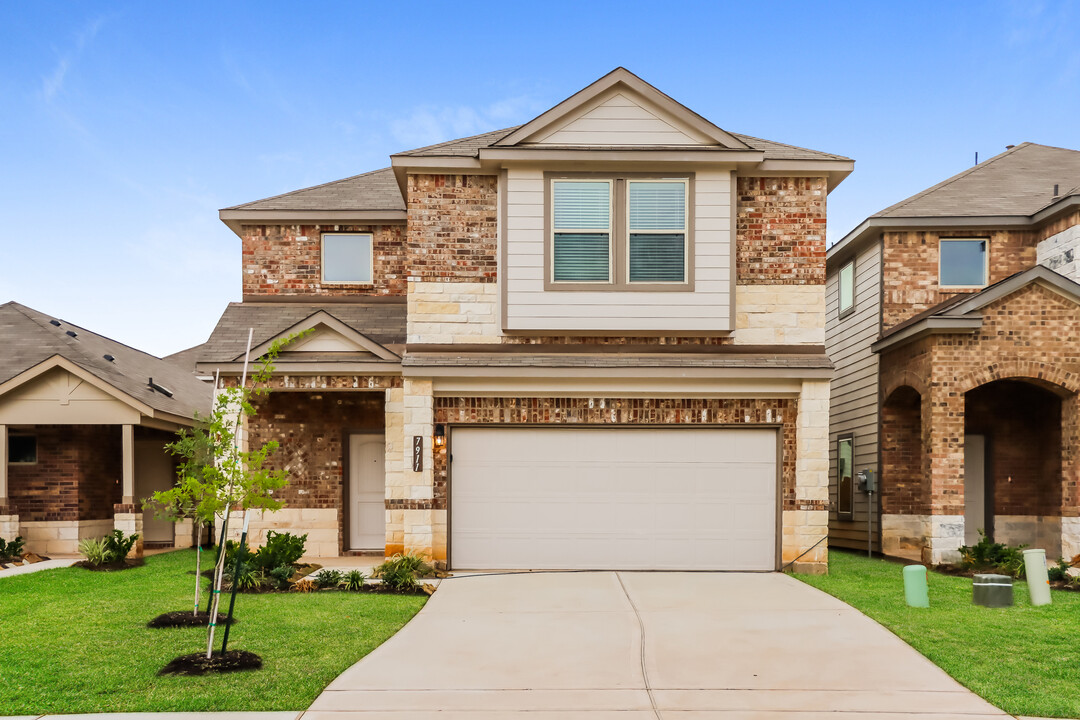 7911 Cypress Country Dr, Unit 1-302 in Cypress, TX - Foto de edificio