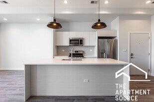 2247 W Lawrence Ave, Unit 401 in Chicago, IL - Building Photo