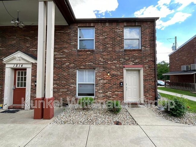 1814 Jamestown Rd in Swansea, IL - Foto de edificio - Building Photo