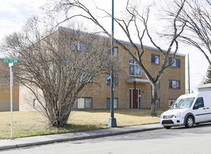 2303 22nd St NW in Calgary, AB - Building Photo - Primary Photo