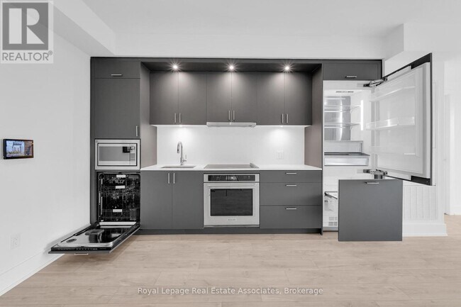 259 The Kingsway in Toronto, ON - Building Photo - Building Photo